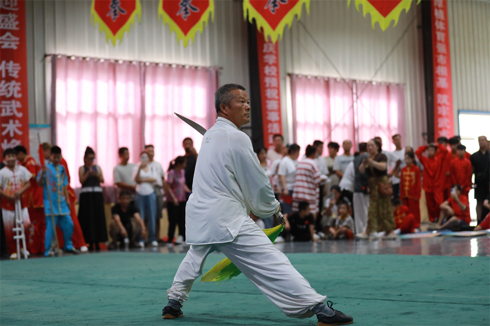 武術愛好者在進行武術器械展示。田博攝