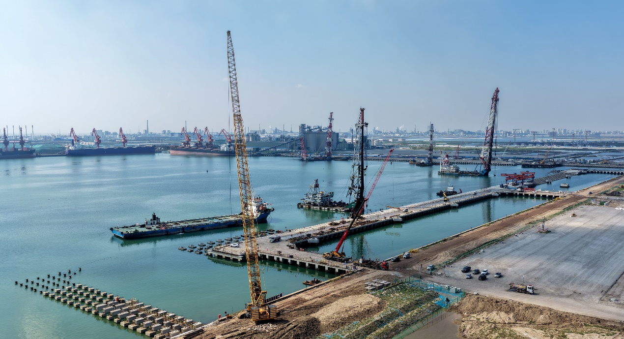 8月4日，黃驊港綜合港區滾裝碼頭一期工程項目施工現場（航拍圖）。袁林攝