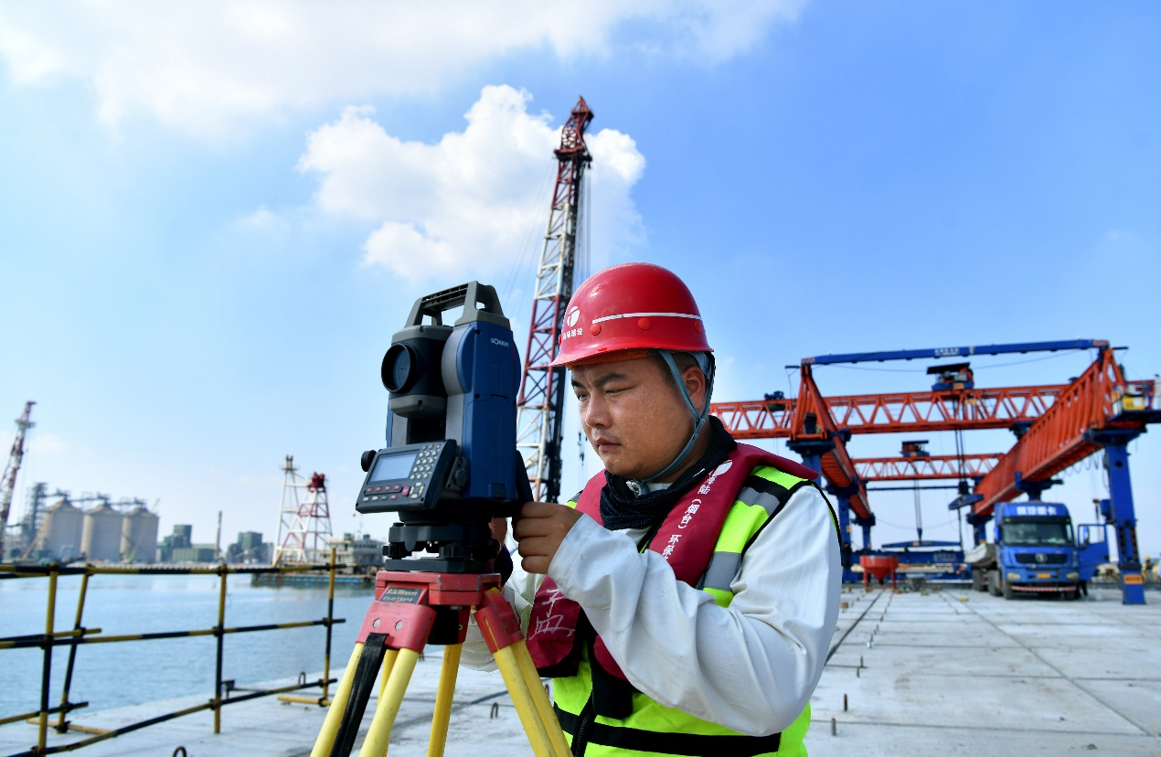 8月4日，工人在黃驊港綜合港區滾裝碼頭一期工程項目現場施工。苑立偉攝
