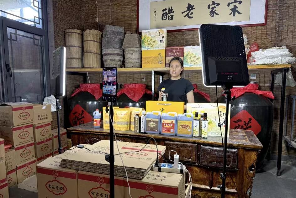 涉县关防乡宋家村老醋直播中。程蕾摄