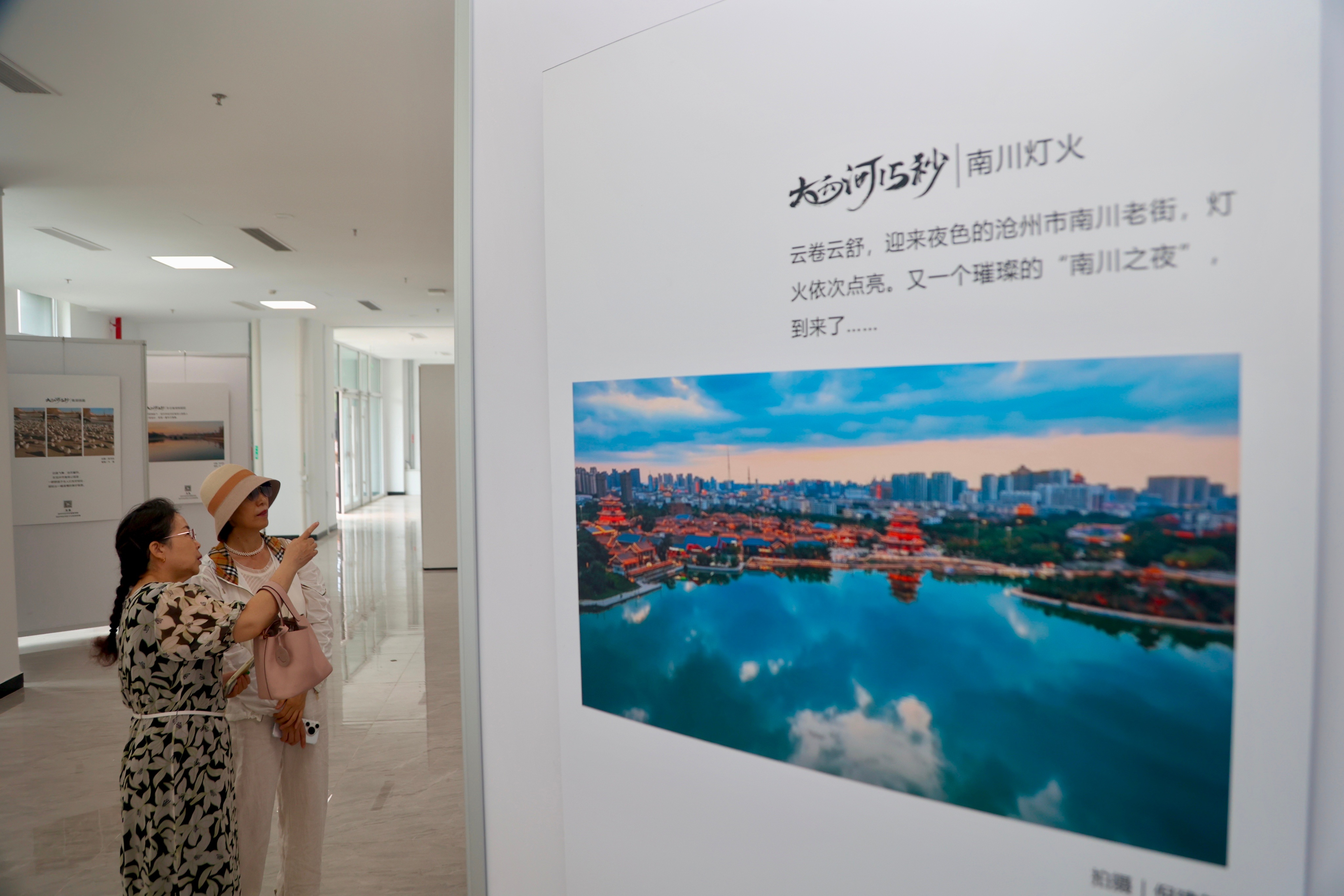 观众可同步扫描二维码观看视频作品。王韬摄