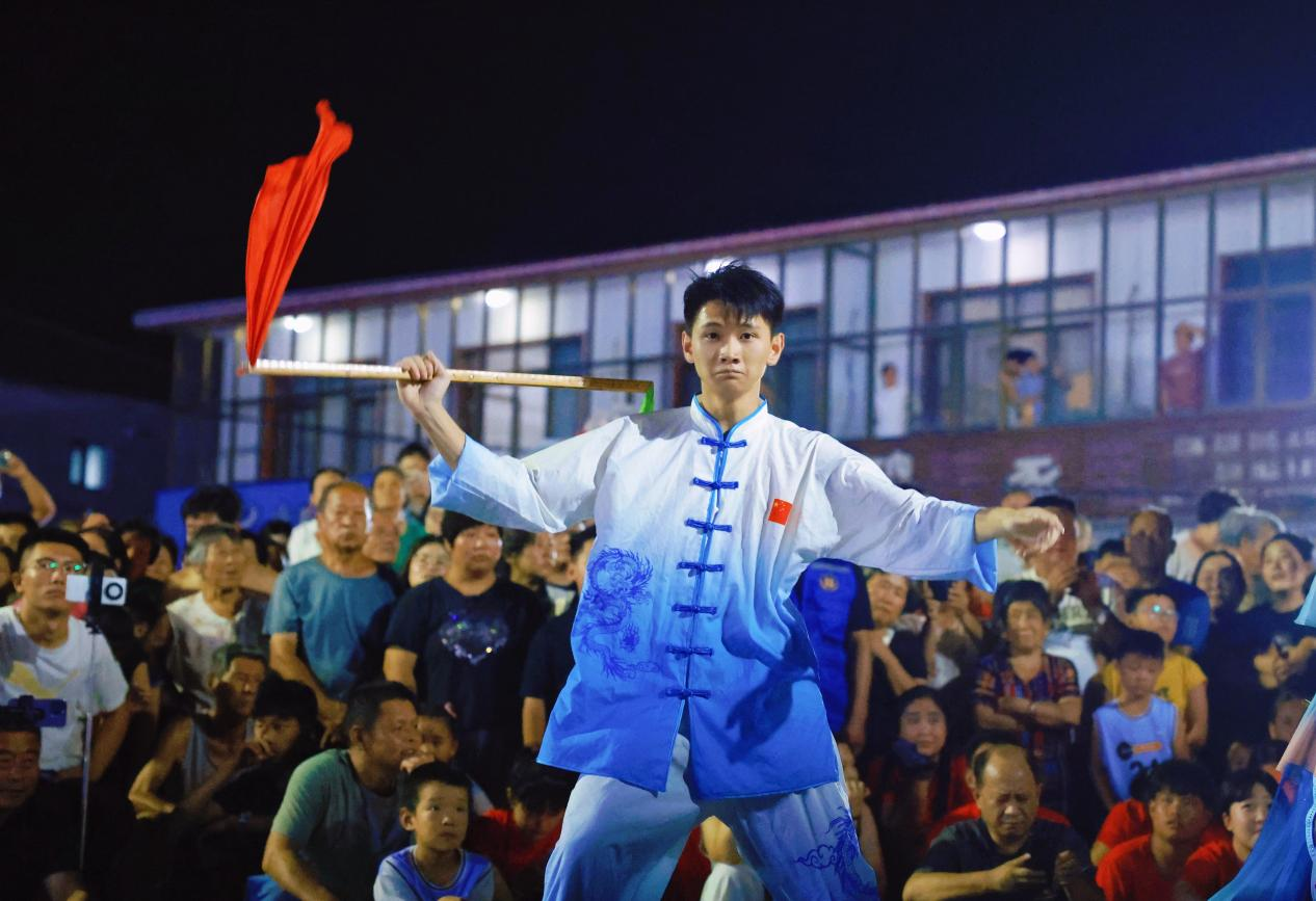 武落子表演者手持霸王鞭，跳跃腾挪间尽显气势豪迈。张金元摄