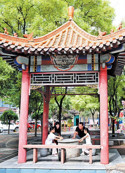 8月13日，邢台市信都区北大郭东区居民在社区里休闲娱乐。本报记者 赵永辉摄