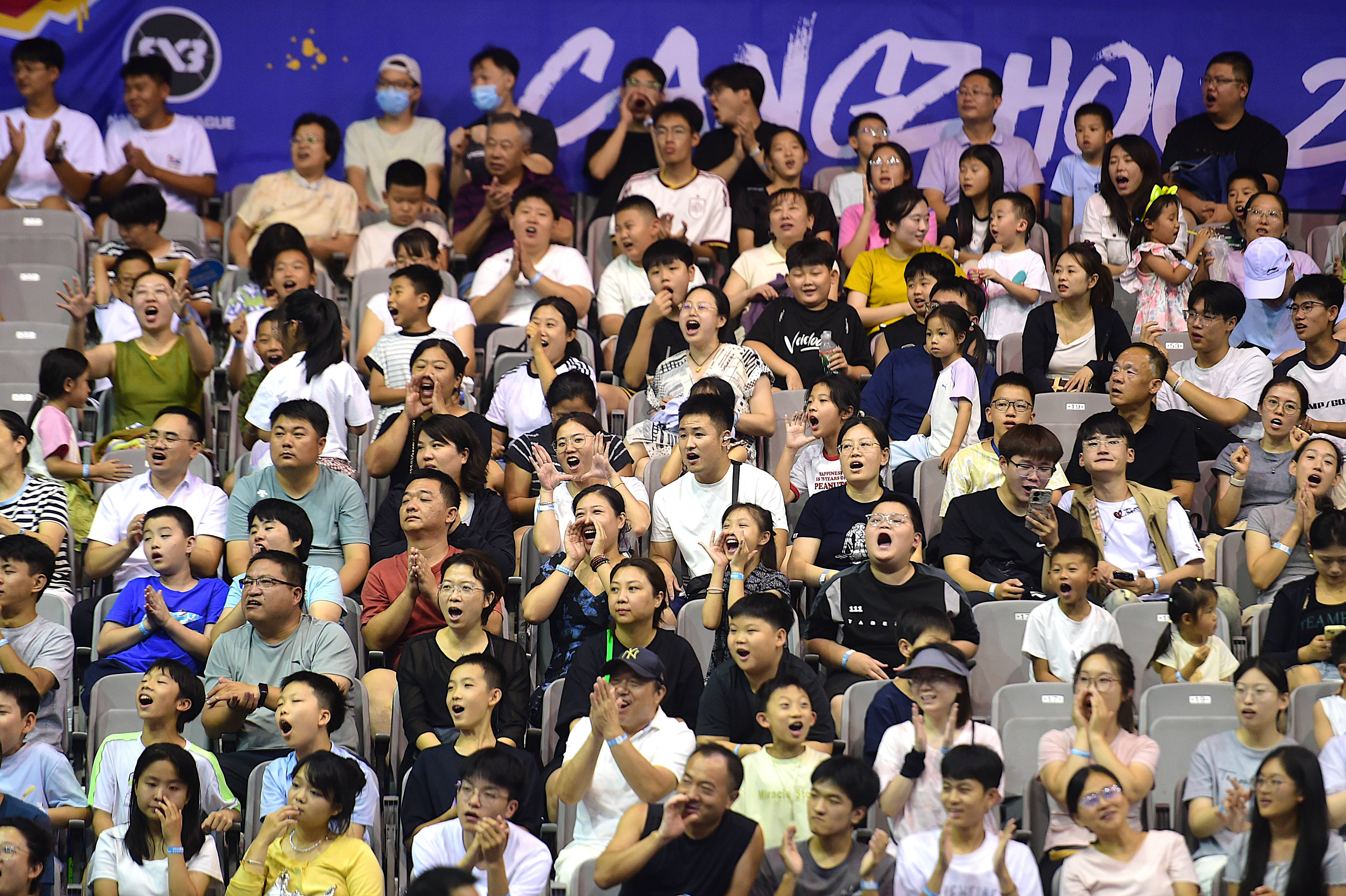 现场观众为比赛助威。傅新春摄