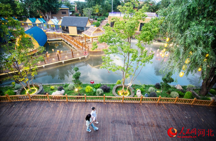 8月13日，河北省邯郸市复兴区户村镇涧沟村，市民和游客在改造好的“涧沟院子”休闲打卡拍照，游玩参观。人民网记者 杨文娟摄