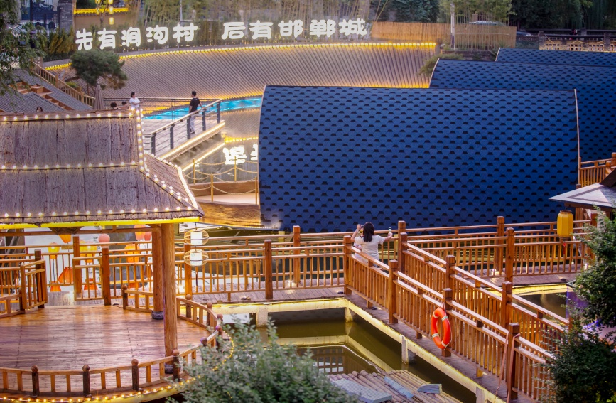 8月13日，河北省邯郸市复兴区户村镇涧沟村，市民和游客在改造好的“涧沟院子”休闲打卡拍照，游玩参观。聂长青摄