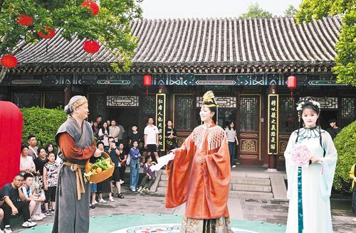 近日，正定榮國府“一夢入紅樓”節目精彩上演。本報記者 史晟全攝
