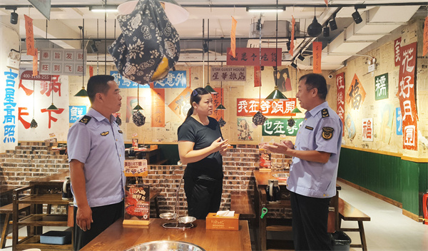 市场监管执法人员深入火锅店，排查食品安全经营隐患。郝立翠摄