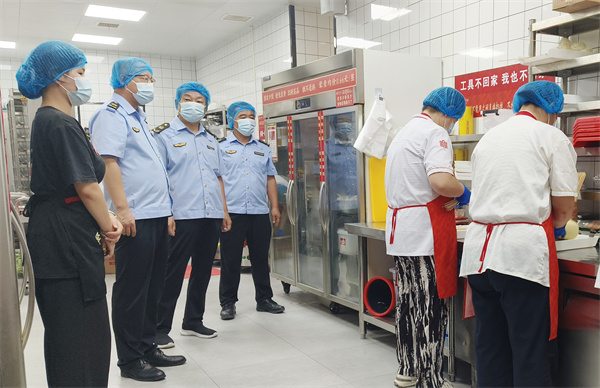 执法人员对辖区小吃店后厨环境、从业人员操作规范开展现场检查。郝立翠摄