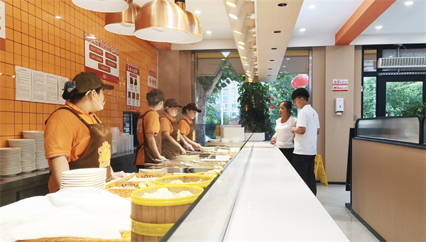 市民在店内挑选餐品、就餐用餐。郝立翠摄