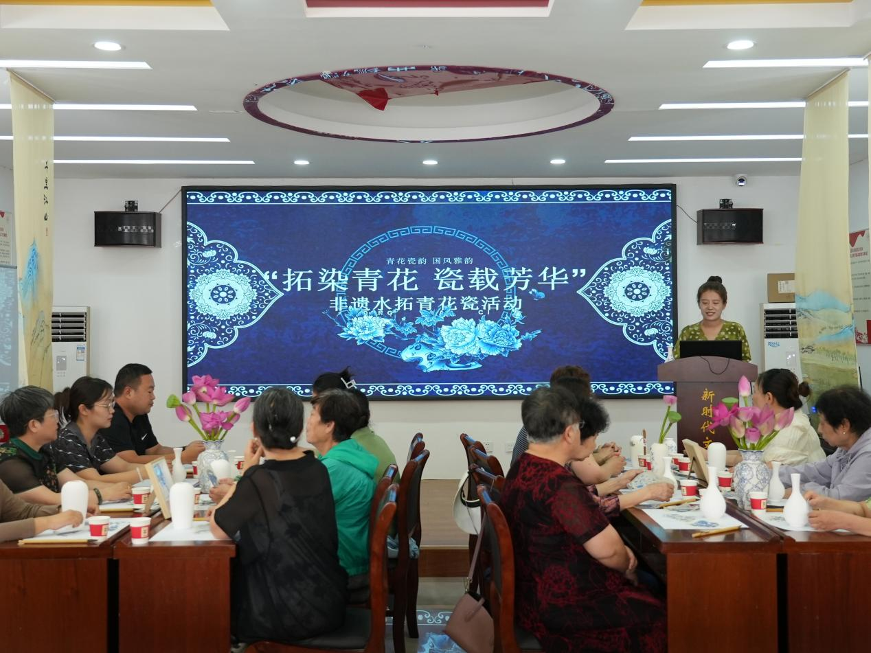 沧州市新华区在化建社区开展“拓染青花 瓷载芳华”非遗手拓青花瓷活动。李虹熹摄