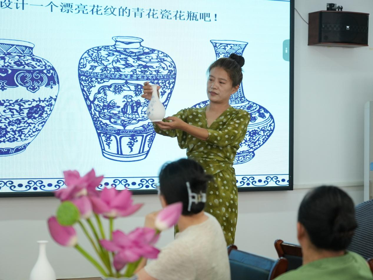 指导老师演示制作流程。李虹熹摄
