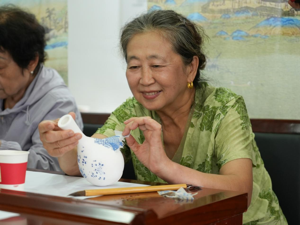 制作完成后，居民脸上洋溢着笑容。李虹熹摄