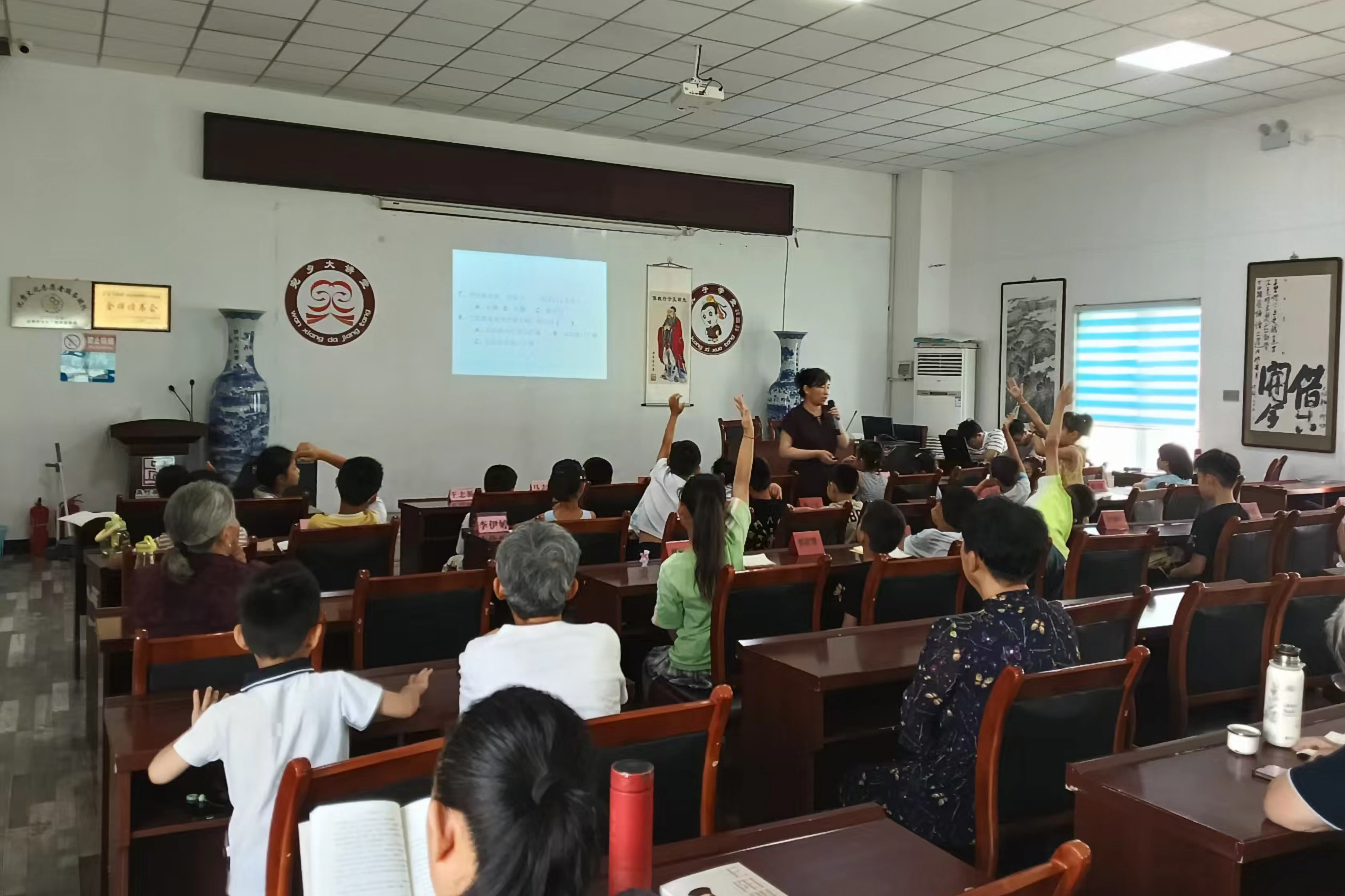 国学公益班内，孩子们踊跃举手，诵读经典国学。刘雅堃摄