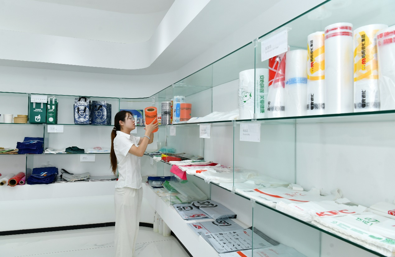 8月13日，工作人员在位于肃宁县的河北立亚包装科技有限公司展品室整理展品。苑立伟摄