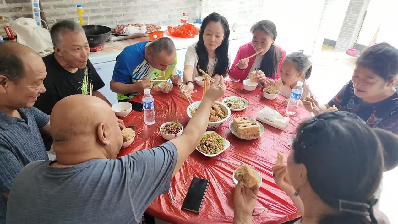 游客吃农家菜。朱宇轩摄