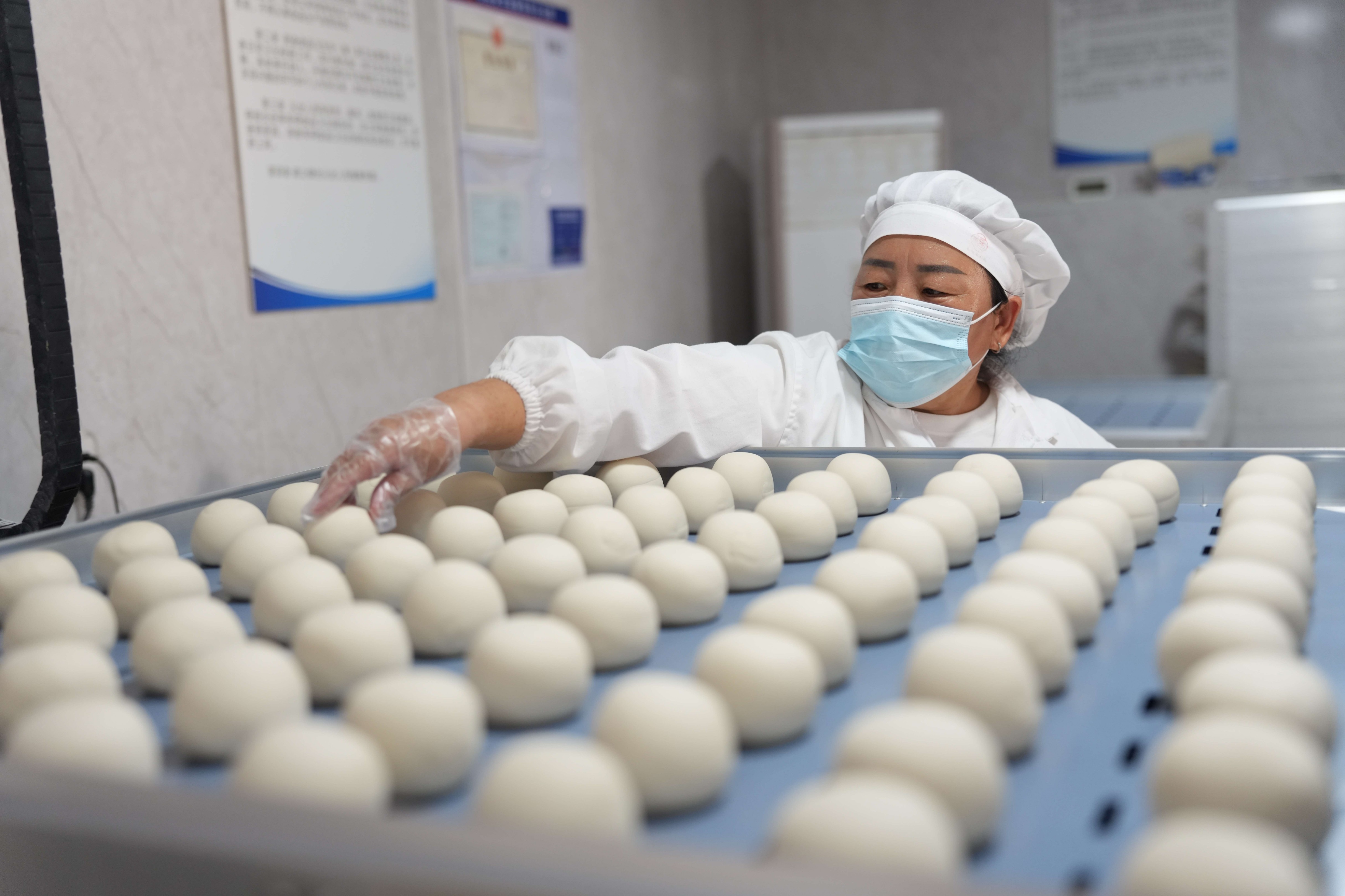 工作人员正在制作馒头。张泽慧摄