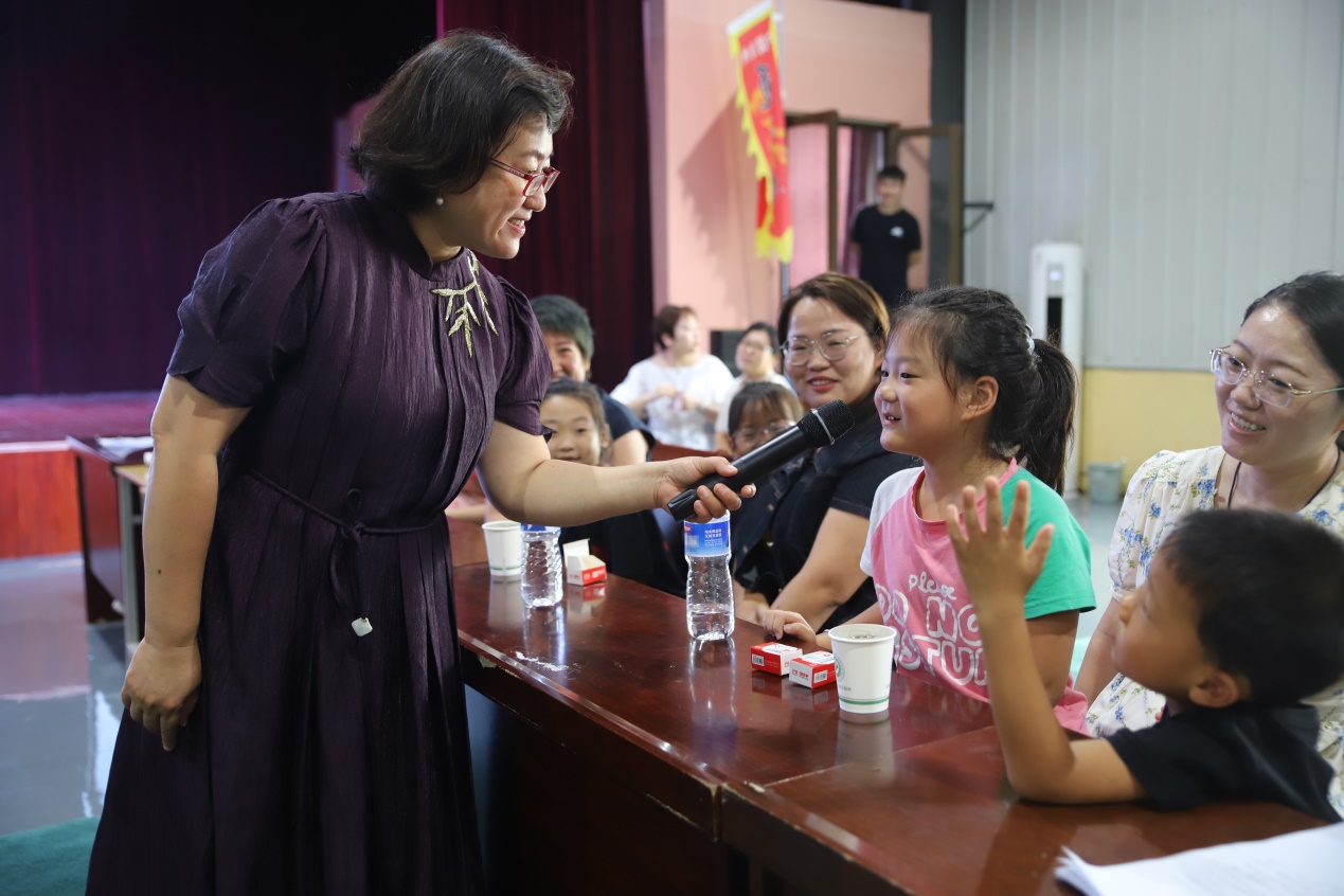 孩子们在心理成长课堂踊跃回答问题。陈高强摄