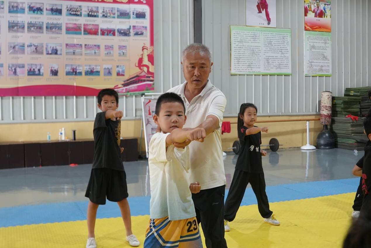 孩子们学习传统武术劈挂拳。徐彩云摄