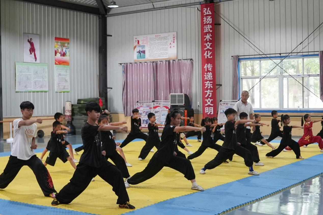 孩子们学习传统武术劈挂拳。陈高强摄