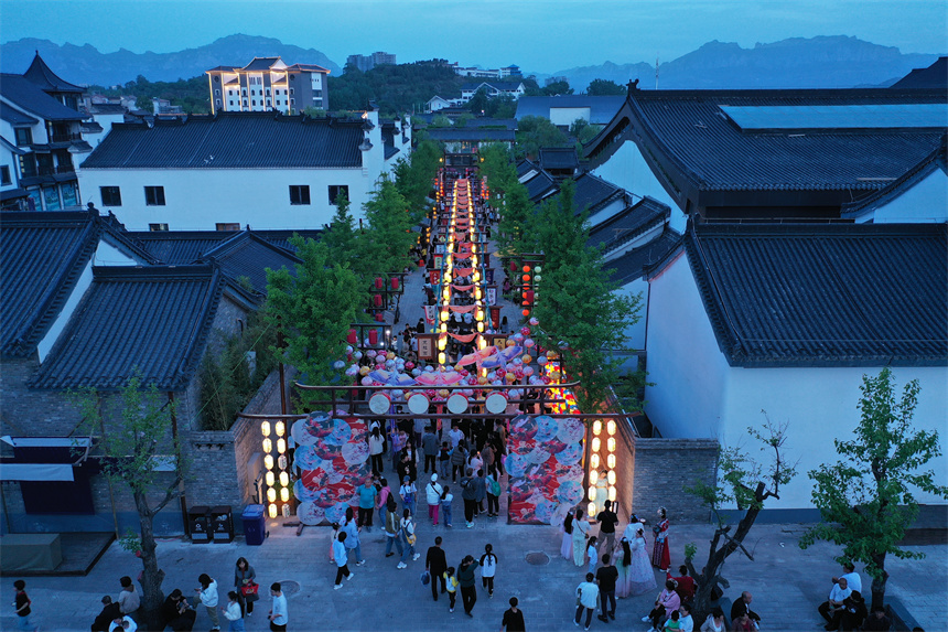 赤水湾古镇夜色花灯市集，游人如织。康金摄