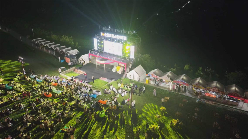 游客在太行五指山空中草原观看演出。康金摄