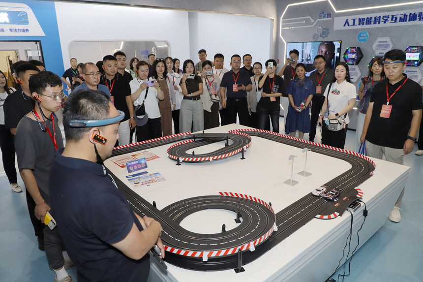 8月19日，参加活动人士在衡水雍锦智慧城科技馆体验脑控赛车。尹鹏举摄