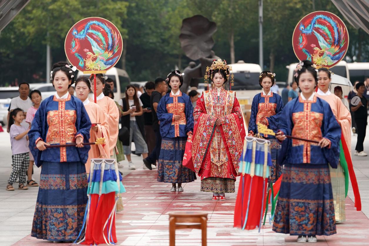 8月19日，演員在河北邢台任澤區舉辦的傳統婚俗展演上表演節目。陳雷攝