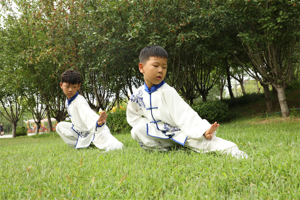 8月19日，小學生在大運河公園練習武術基本功。劉金忠攝