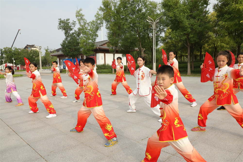 8月19日，小學生在大運河公園習練武術套路。劉金忠攝