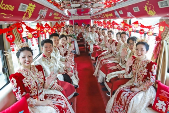 新人乘坐大巴前往集體婚禮主會場。畢瑞翔攝