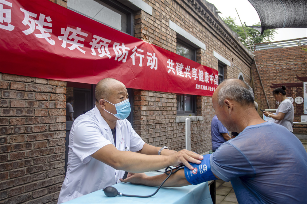 醫護人員為群眾公益義診。聶長青攝