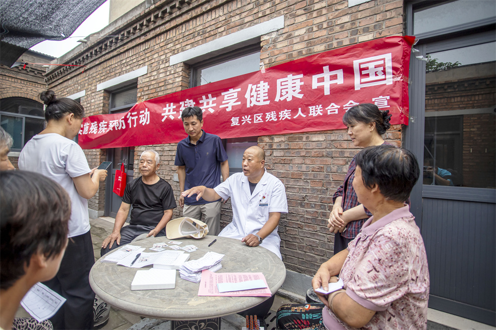 医护人员为群众讲解健康知识。聂长青摄