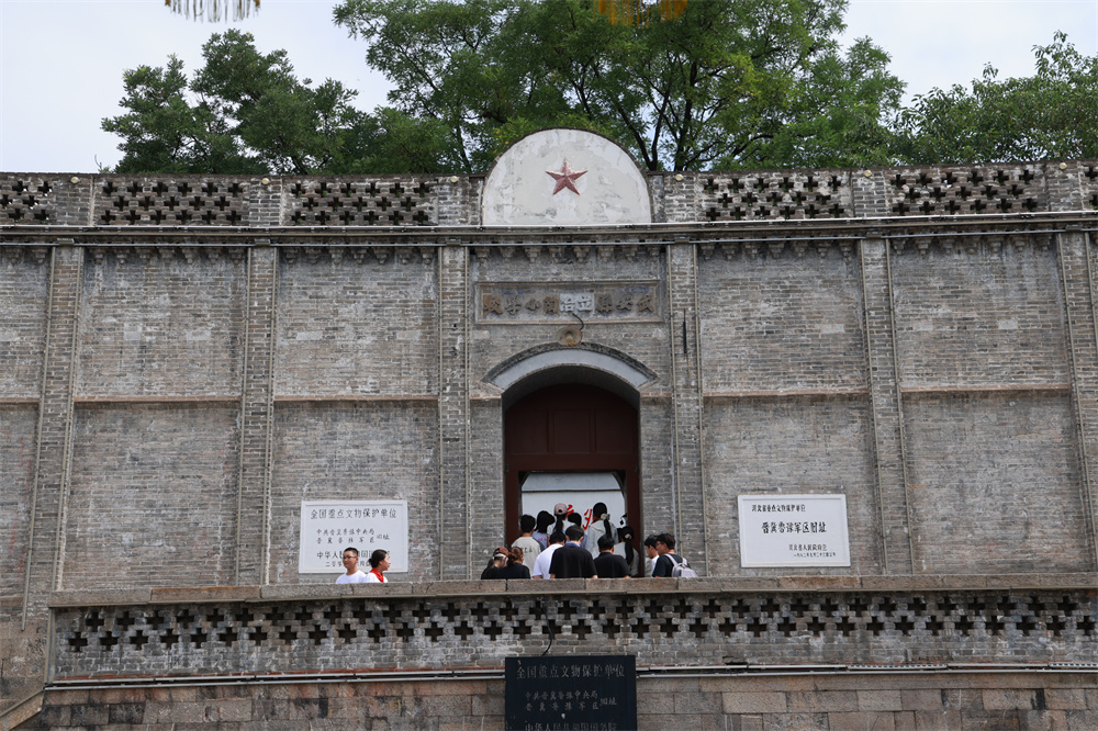 游客在晉冀魯豫軍區舊址參觀。李樹鋒攝