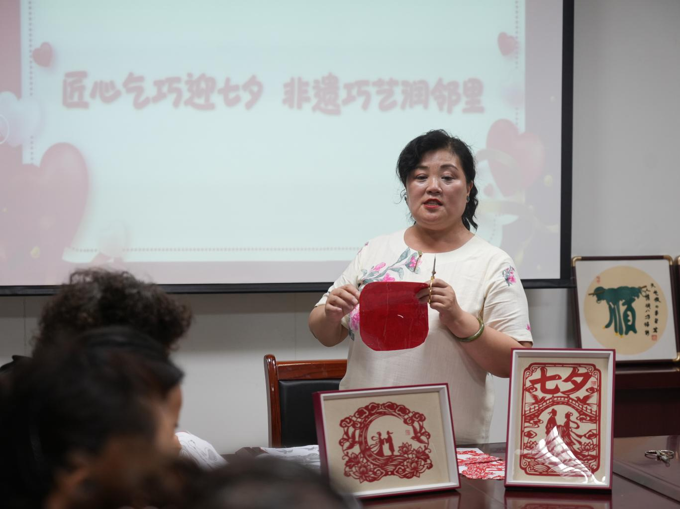 蔡荣平讲授剪纸技巧。李虹熹摄