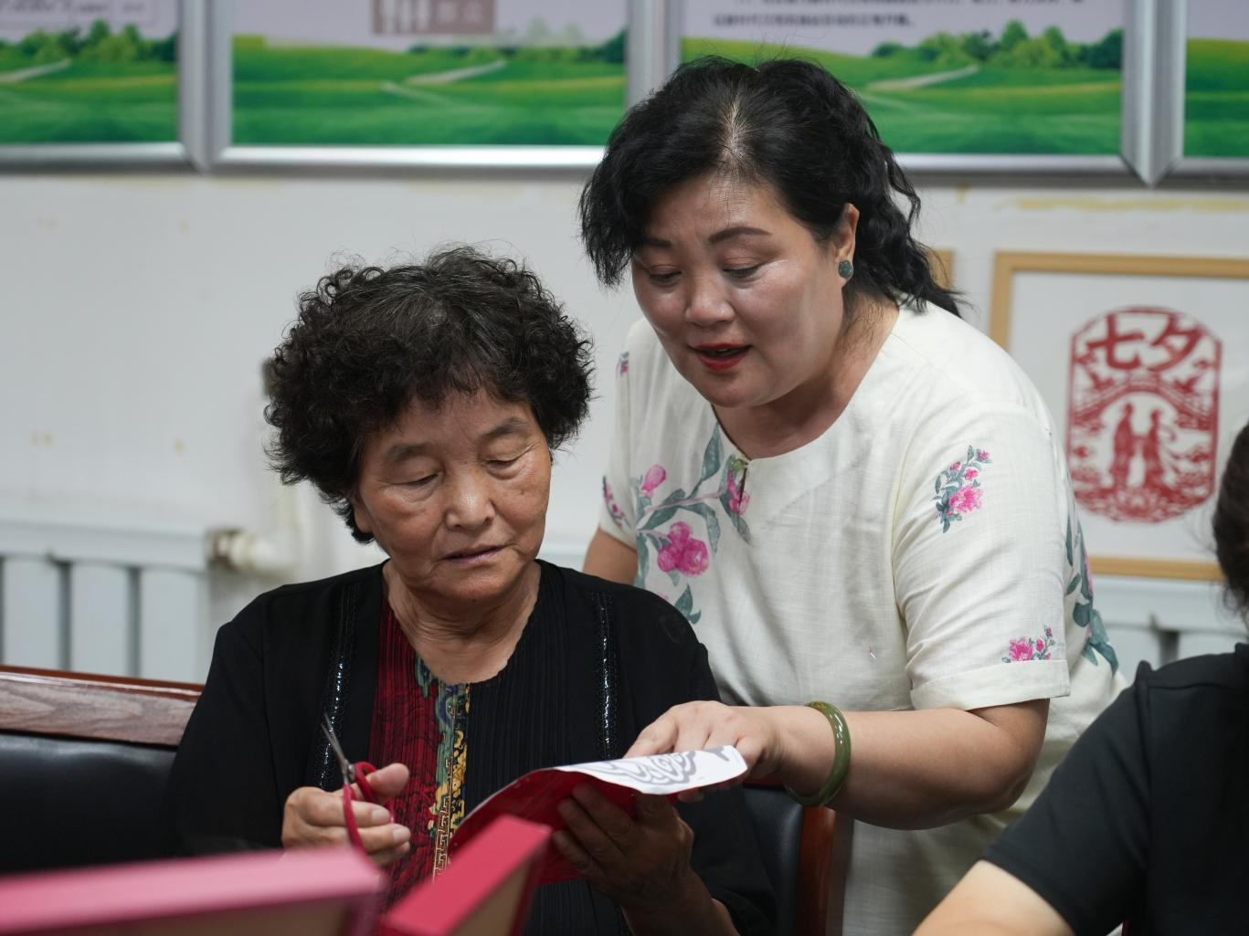蔡荣平指导居民剪纸技巧。李虹熹摄