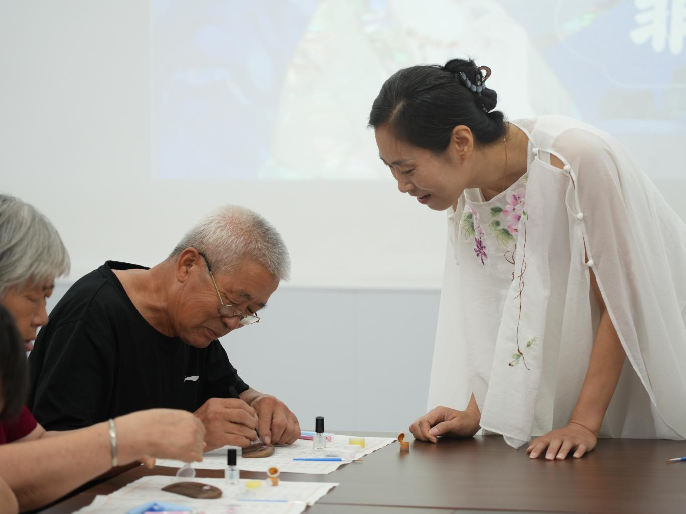 居民正在制作螺钿木梳,感受传统手工艺魅力。李虹熹摄