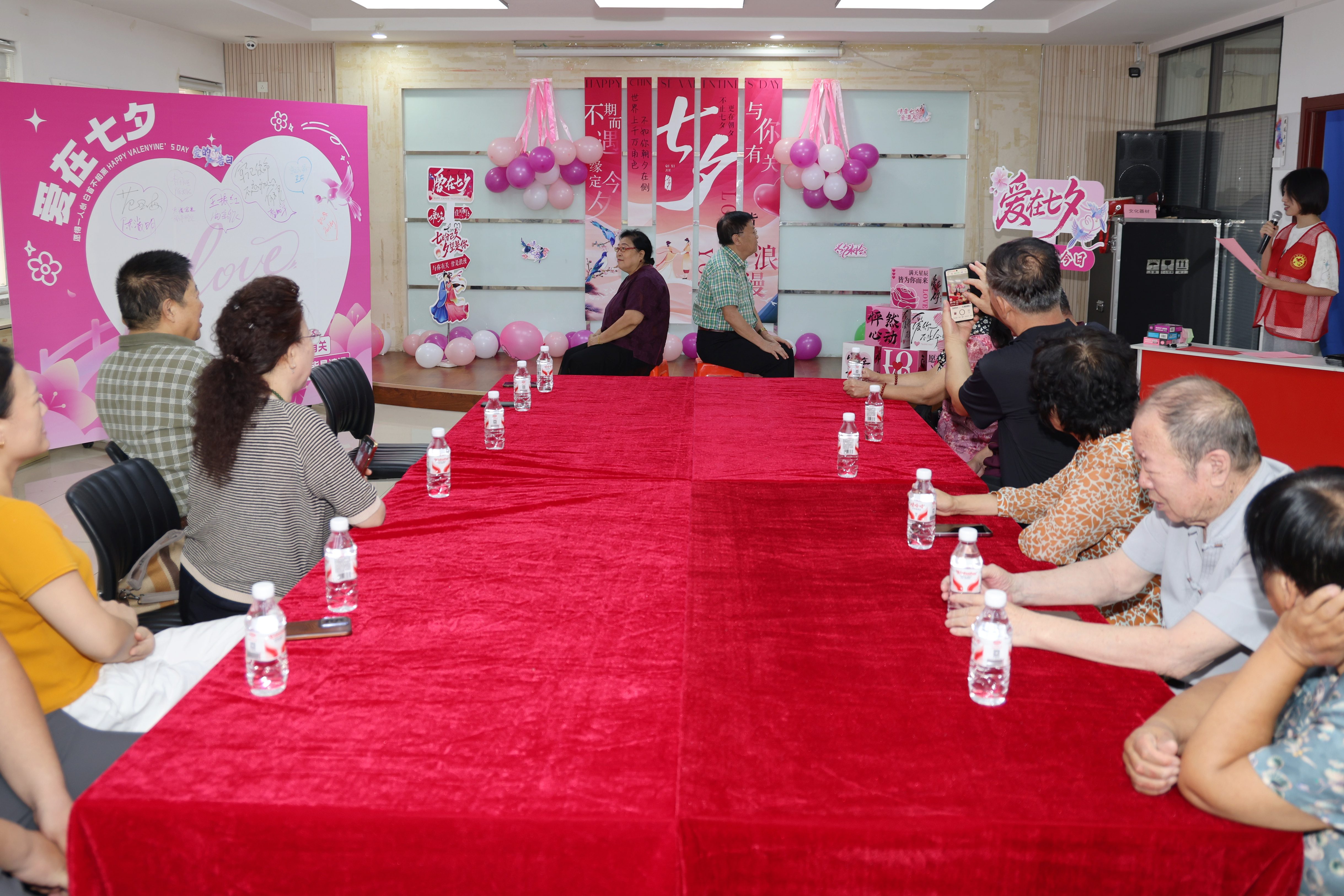 群众参与夫妻默契大挑战游戏。杨洋摄