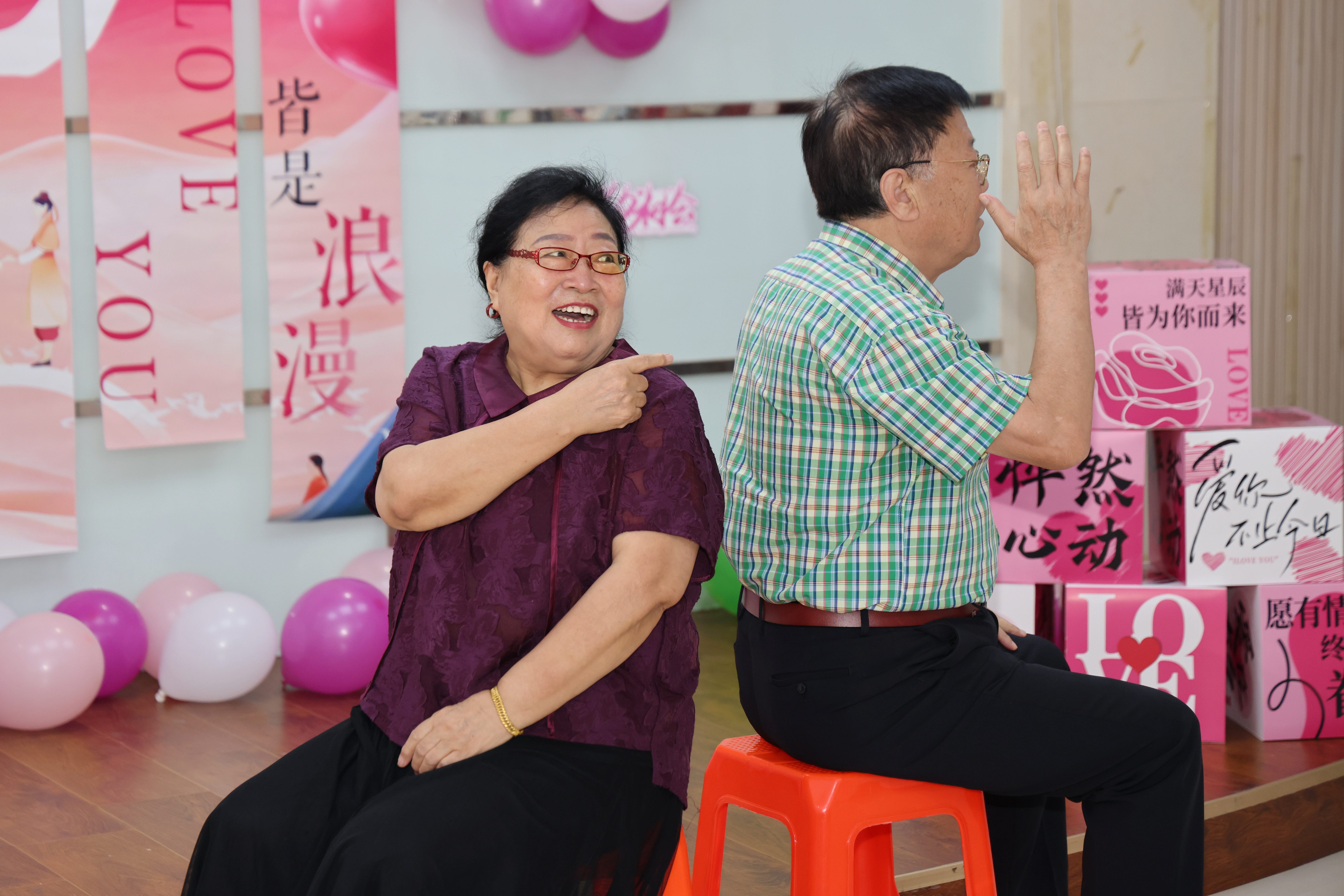 群众参与夫妻默契大挑战游戏。杨洋摄