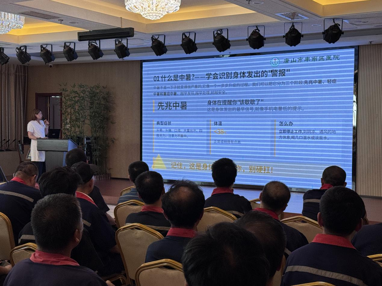 丰南区医院的医护人员为企业职工讲解预防中暑常识。刘子嘉摄