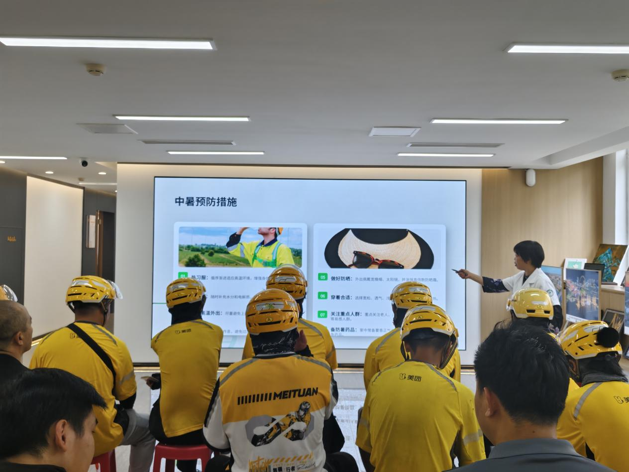丰南区中医院的医护人员在工会驿站里为外卖员讲解防暑降温知识。翟丽苹摄