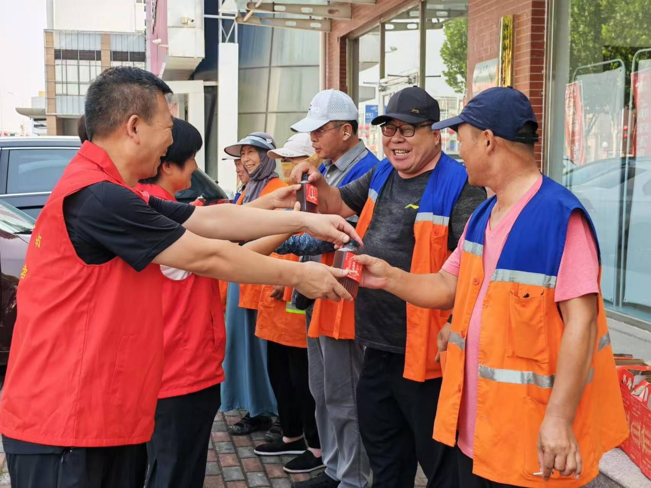 丰南区总工会工作人员在工会驿站为清洁工发放清凉饮品。刘琳摄