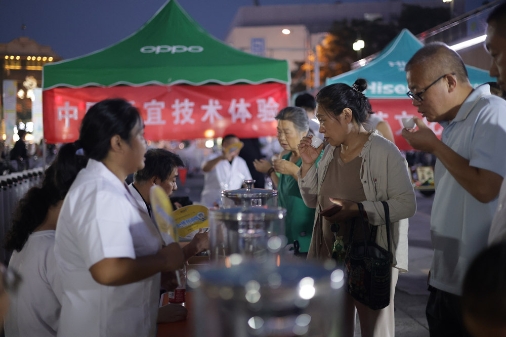 市民品嘗中藥茶飲。董棟攝