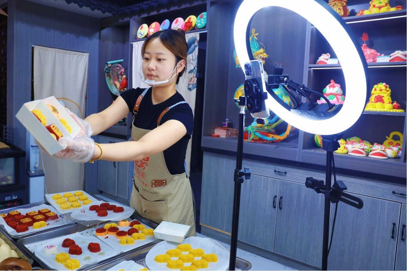工作人員在直播鏡頭前展示產品。 張金元攝
