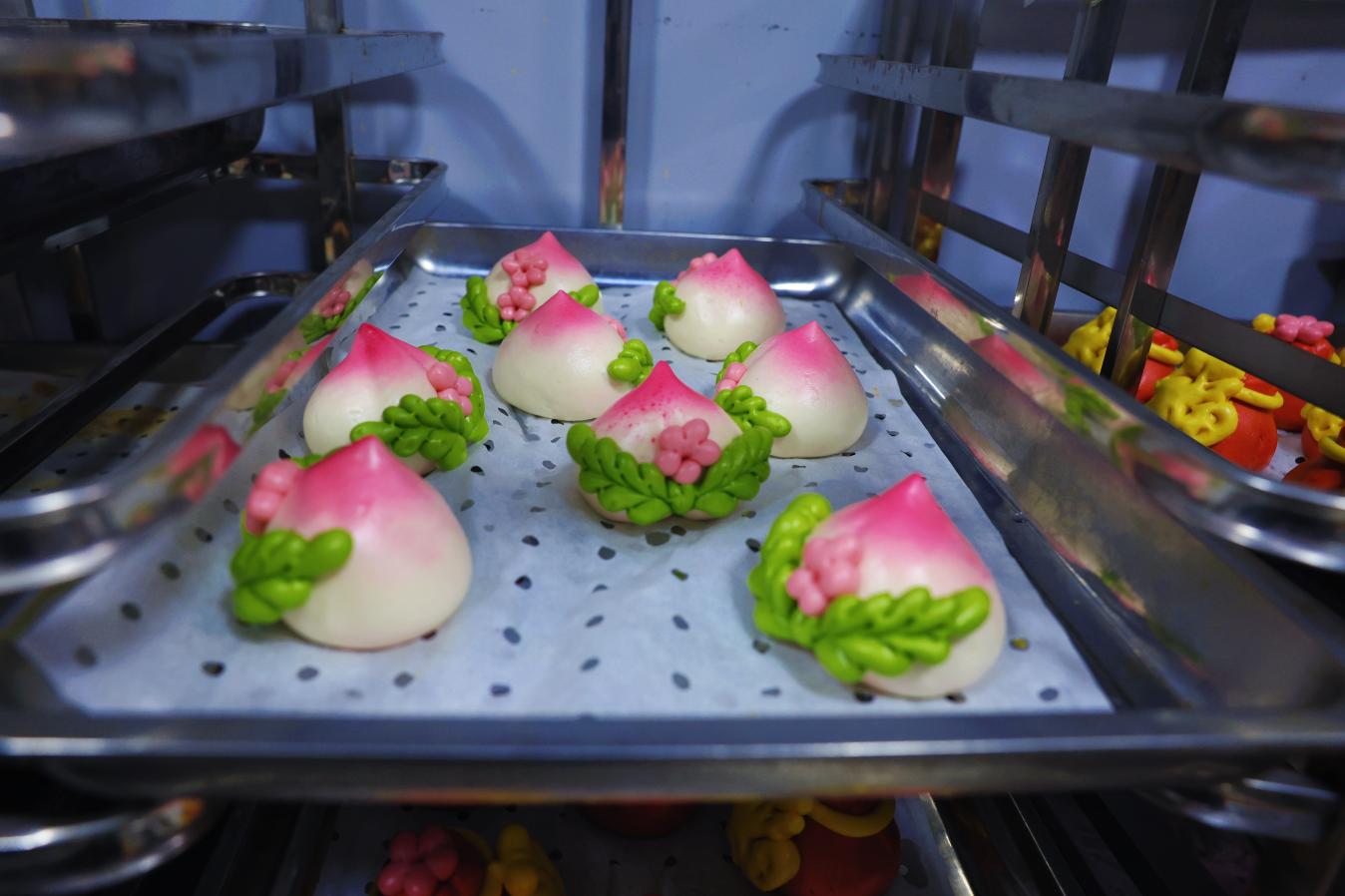 旱鹼麥制成的壽桃面花。 張金元攝