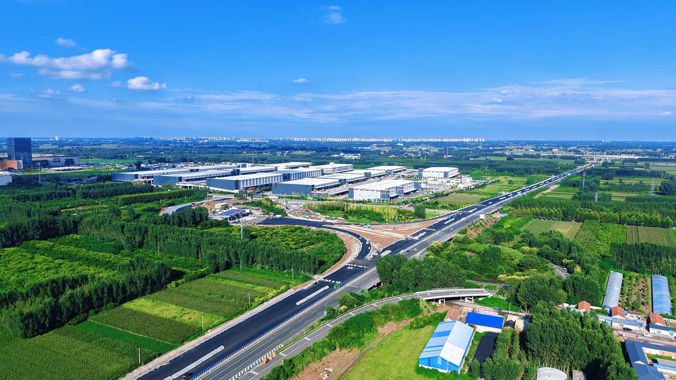 G95首都地区环线廊涿段改扩建北半幅主体路面基本成型。周朋摄