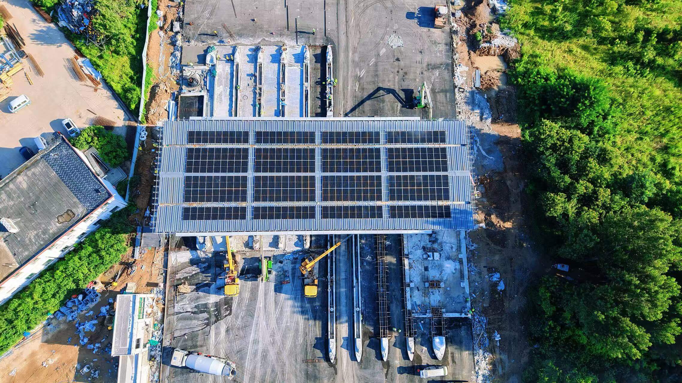 建设者加紧推进施工作业。周朋摄
