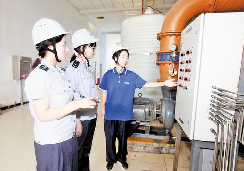 8月21日，衡水高新技术产业开发区税务局工作人员在京成水环境有限公司了解污水治理情况，开展相关税收政策宣传。张阔重摄