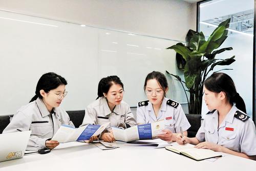 8月21日，沧州沧县税务人员向远景动力技术（河北）有限公司财务人员讲解研发费用加计扣除政策。 赵立盛摄