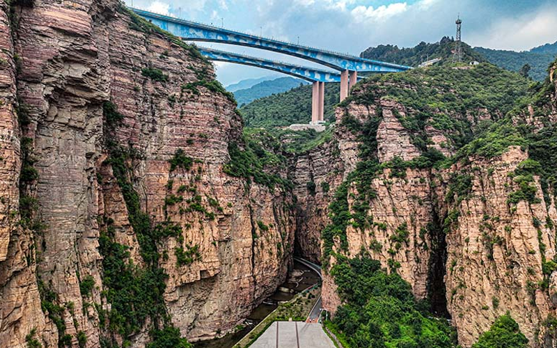 瞰太行雄姿：贺坪峡大桥飞跨邢台大峡谷